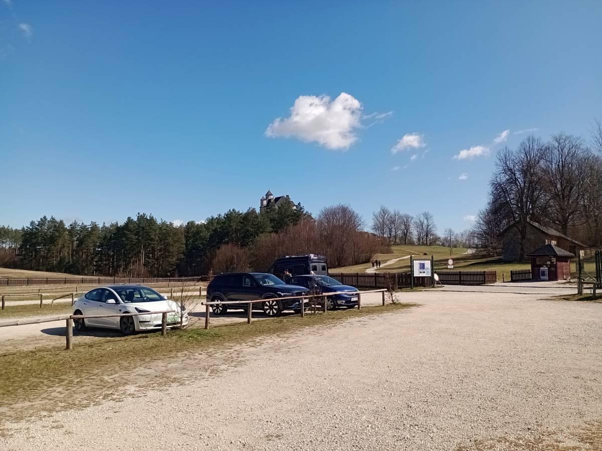 parking pod zamkiem bobolice